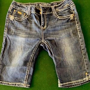 L.A. idol Capri jean shorts